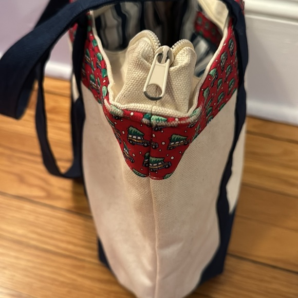 Christmas 🛻 🌲 tote by Vineyard Vines. Used. - Picture 6 of 16